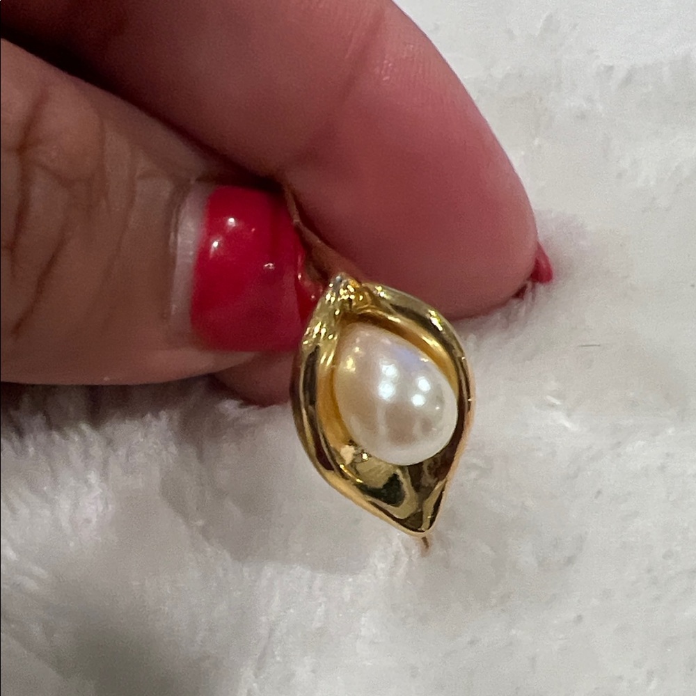 Vintage Lilly Gold and Pearl Drop Earrings - Picture 5 of 10